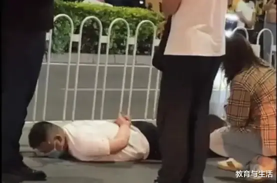 唐山烧烤店打人者被抓时一个比一个熊,陈某志正开豪车载着女友