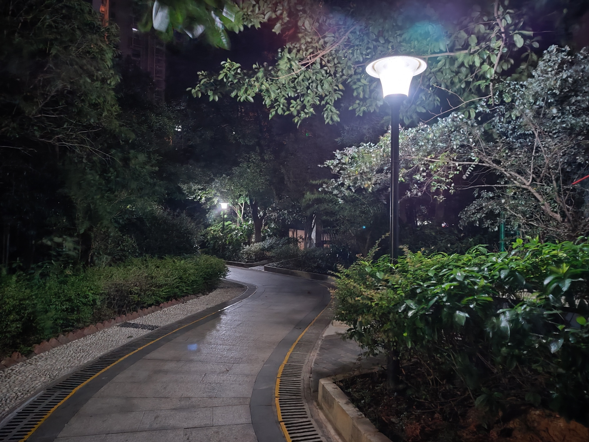 一加科技|红米K50至尊版和一加Ace Pro的夜景样张对比，差距居然这么大？