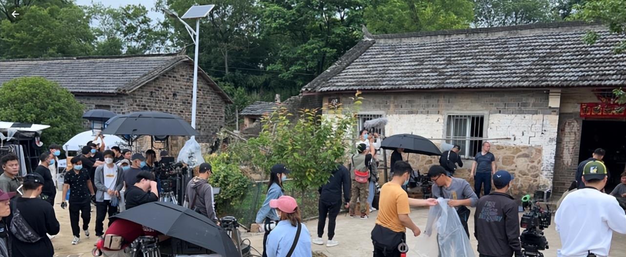 刘烨|胡歌到农村拍戏近照曝光，脸色憔悴又瘦一圈，现场简陋盒饭可口