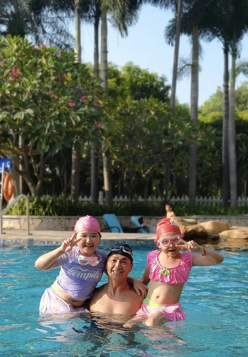 何家劲|63岁何家劲定居惠州！高调晒女儿照满脸幸福，从未结婚情史简单