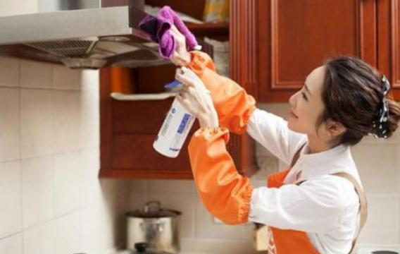 使用油烟机要不要开窗？很多人弄错，难怪年底扫除，厨房又油又脏