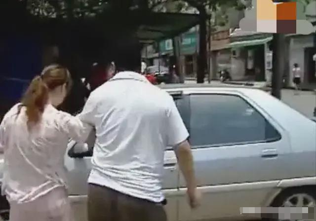 娇妻爱上邻居六旬大爷,妻子:大爷体能好,丈夫知道后当街暴打