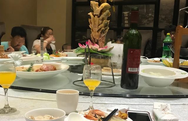 女子领奖金好心请同事吃饭,被吐槽寒酸:不想请明说,寒碜谁呢?