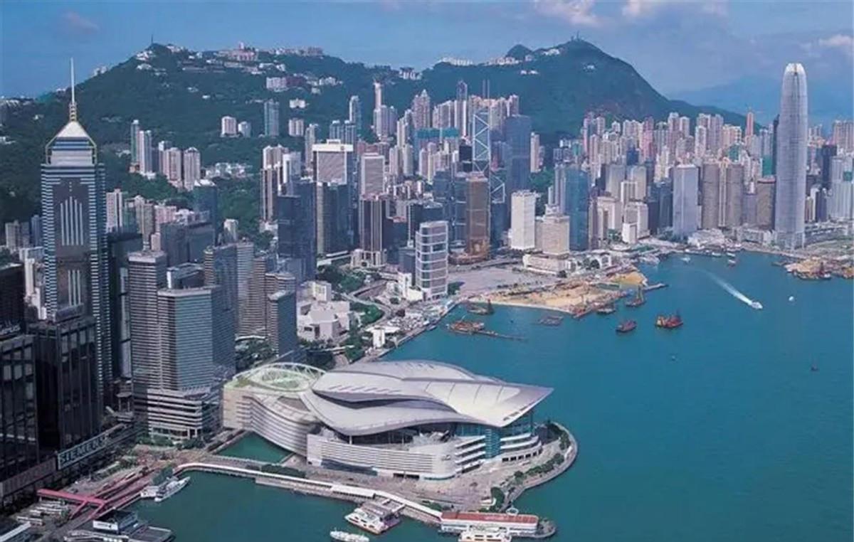 1997年香港回归前夕，英军30艘军舰兵犯南海，中方：撞就撞谁怕谁