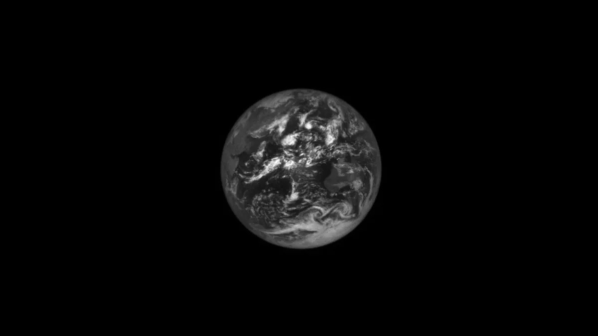 NASA刚从62万公里外拍到地球图像，画风突变，看起来太瘆人了