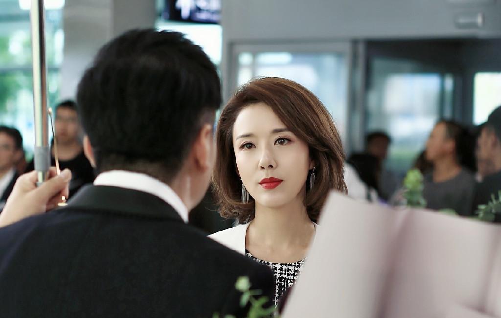 汪峰|颜丹晨“最美嫦娥”不白叫的，穿露脐装情人节上卫视，雪白“马蜂腰”太晃眼