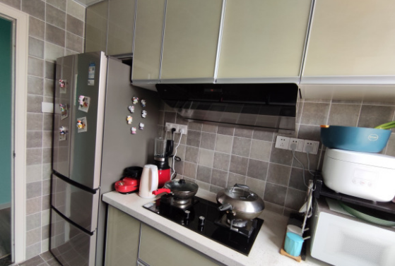 给儿子买学区房,老房改造,99㎡花13万,全屋刷漆太显眼