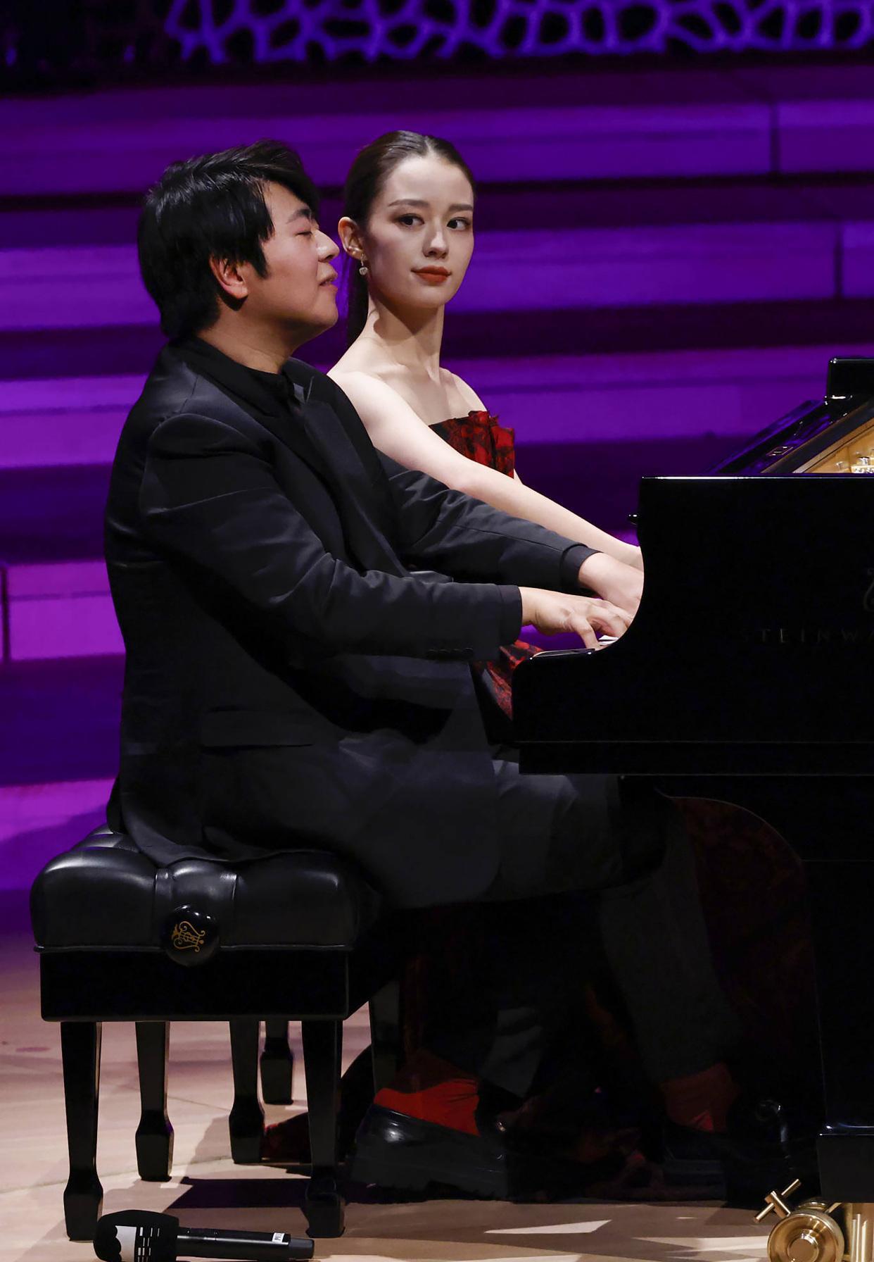 郎朗与妻子吉娜在德国汉堡出席音乐会，夫妻同台合奏钢琴曲超恩爱