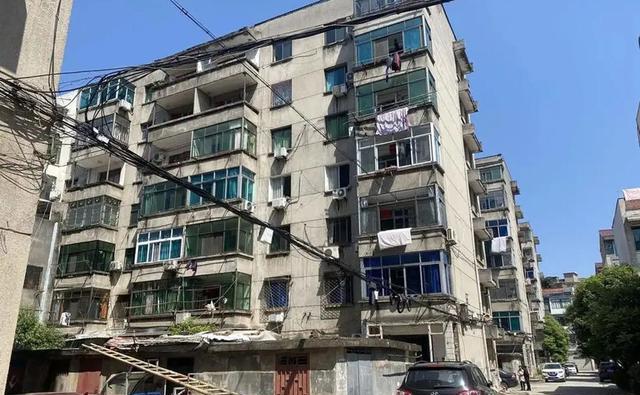 案例:女教师为钱财甘愿当小三,惨遭原配蹂躏后裸死出租屋内