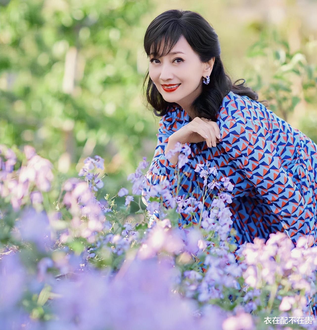 春夏穿搭 赵雅芝很懂怎么显年轻，学小姑娘穿碎花裙拍照，看着真不像67岁了