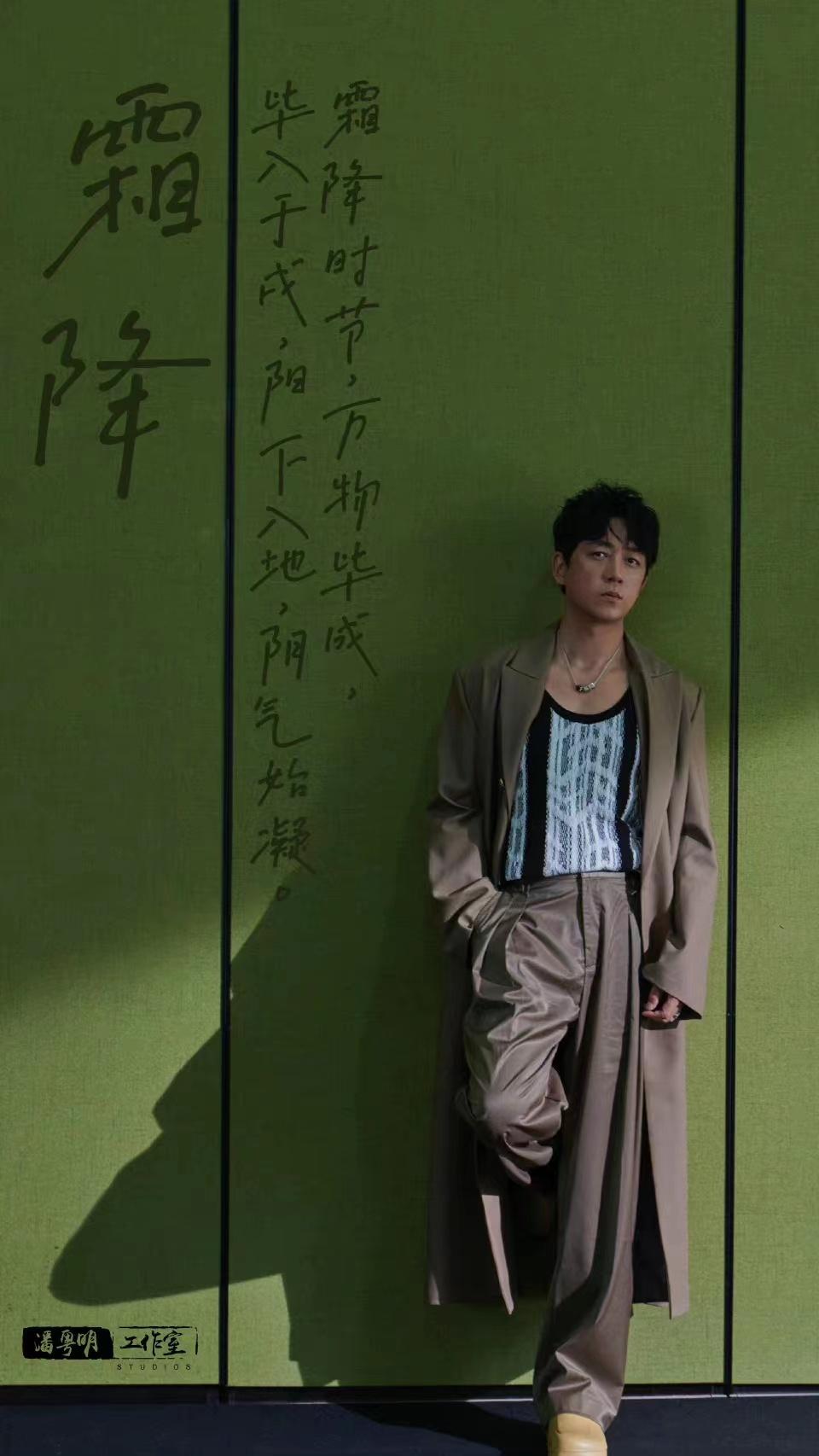 48岁潘粤明近照曝光，减肥效果堪比整容，一夜重回颜值巅峰