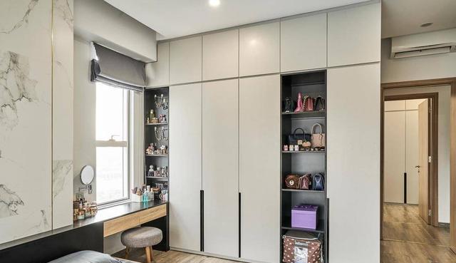 大横厅虽然采光好空间大,倒不如沙发不靠墙,还能增加个玻璃书房