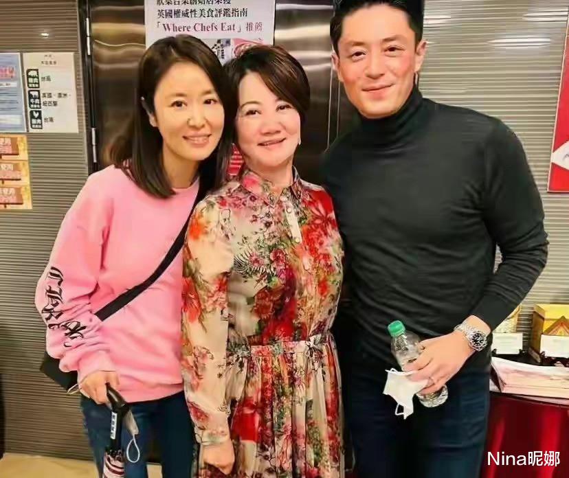 林心如|林心如带丈夫吃日料,穿粉色卫衣太加分,霍建华身材发福43岁变大叔