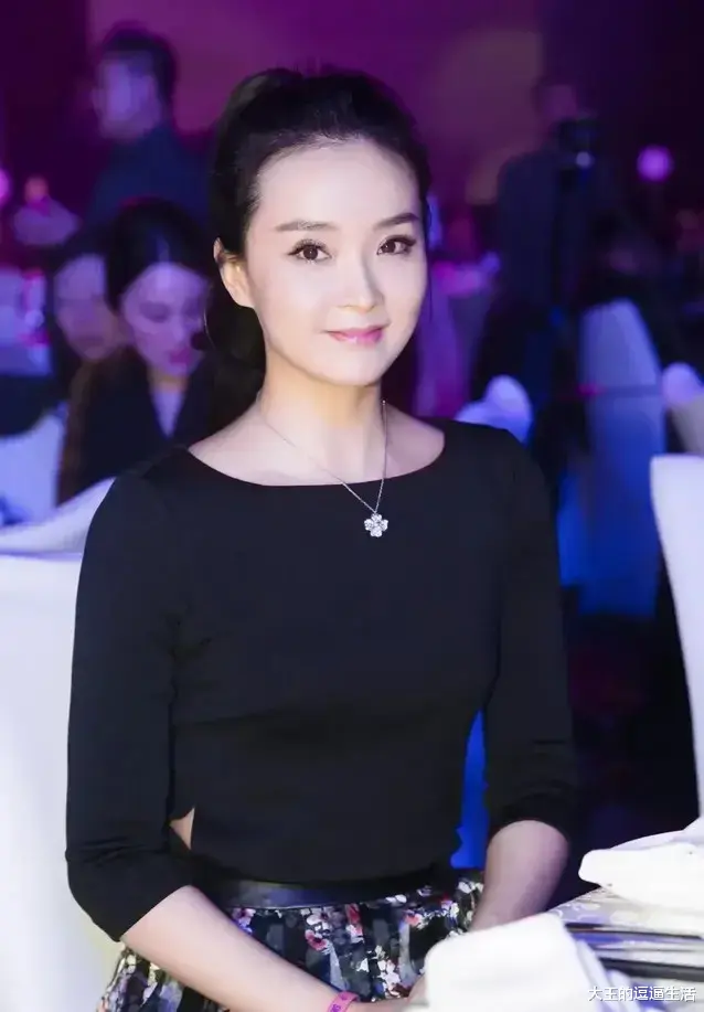 阔腿裤 46岁王艳真抗老，白绒大衣配阔腿裤温柔大气，扎个马尾美回18岁