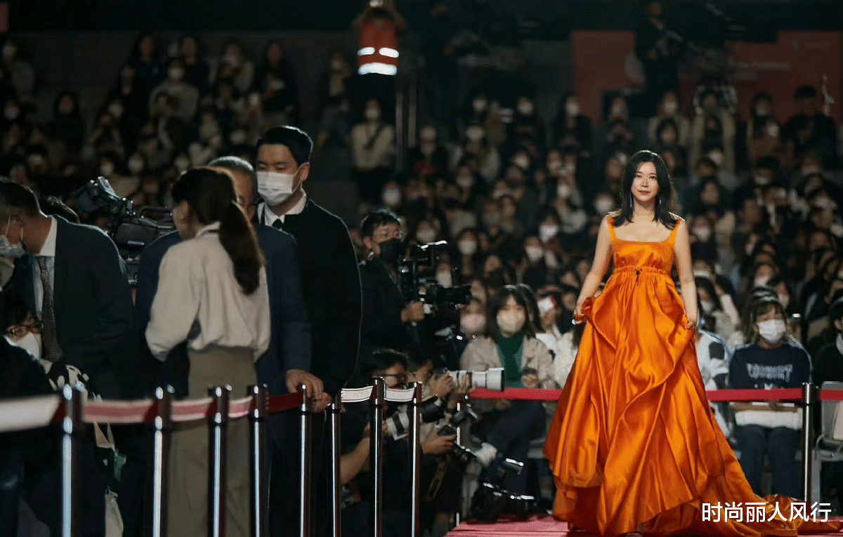 黄璐|中国女演员名动韩国电影节红毯!穿大牌礼服轻松抢风头,气质绝了