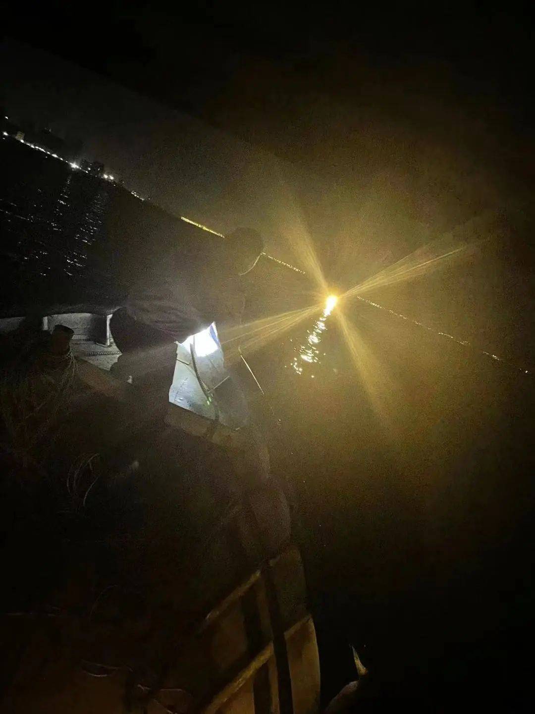 深夜,大浪卷走赶海男子!多亏他戴了这个宝贝,这才等来救援民警