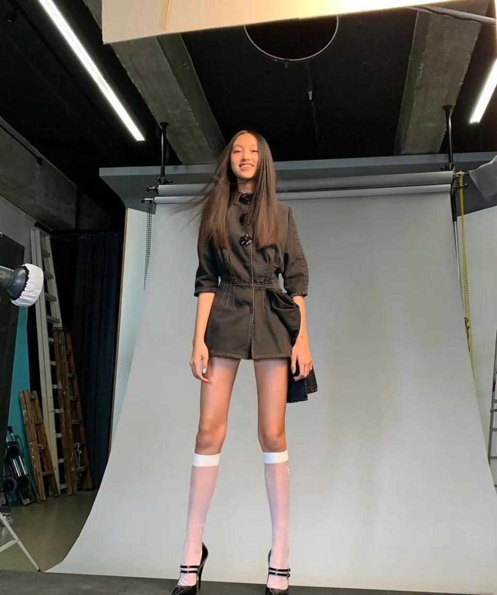 发型 任达华女儿任晴佳17岁已有护肤心得，身高180腿长110靠好习惯养成