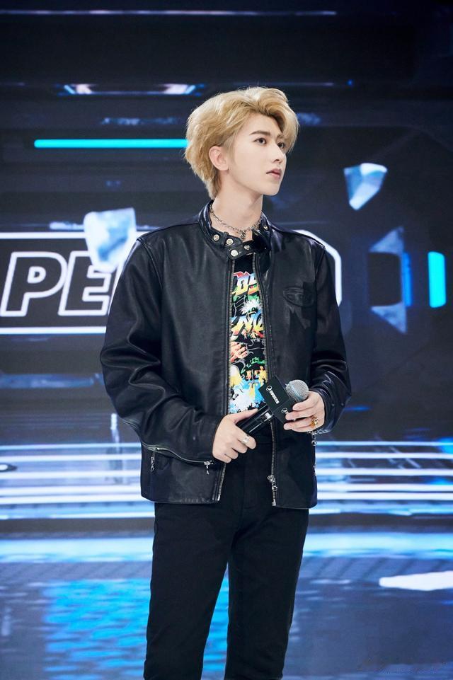 马叙伦|一骑绝尘！蔡徐坤演唱会服装被改为23年高定春夏款，时尚感超强