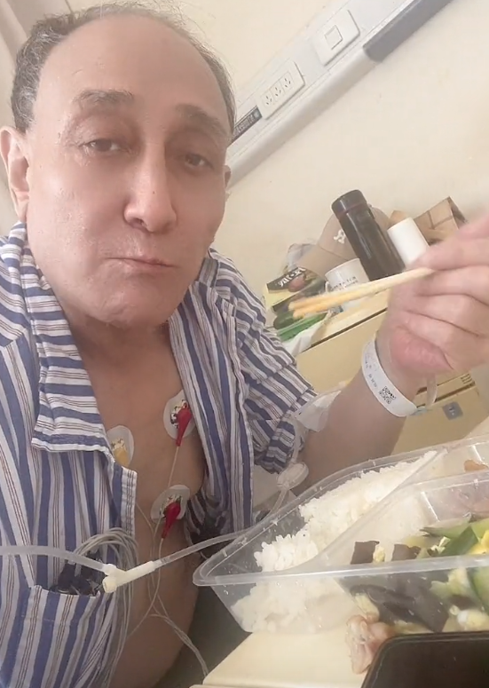 曹其昌|老戏骨曹其昌住院引担忧！敞开病服胸膛插满仪器，大口吃外卖精神好
