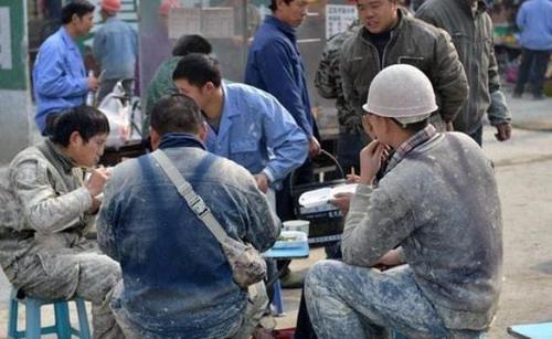 工地民工吃饭忘带钱,被餐馆老板怒摔其手机!