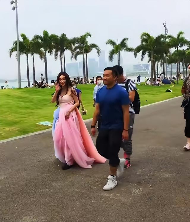 温碧霞|温碧现身郊外河边闲逛,56岁皮肤白皙光滑,动作可爱被赞美如少女