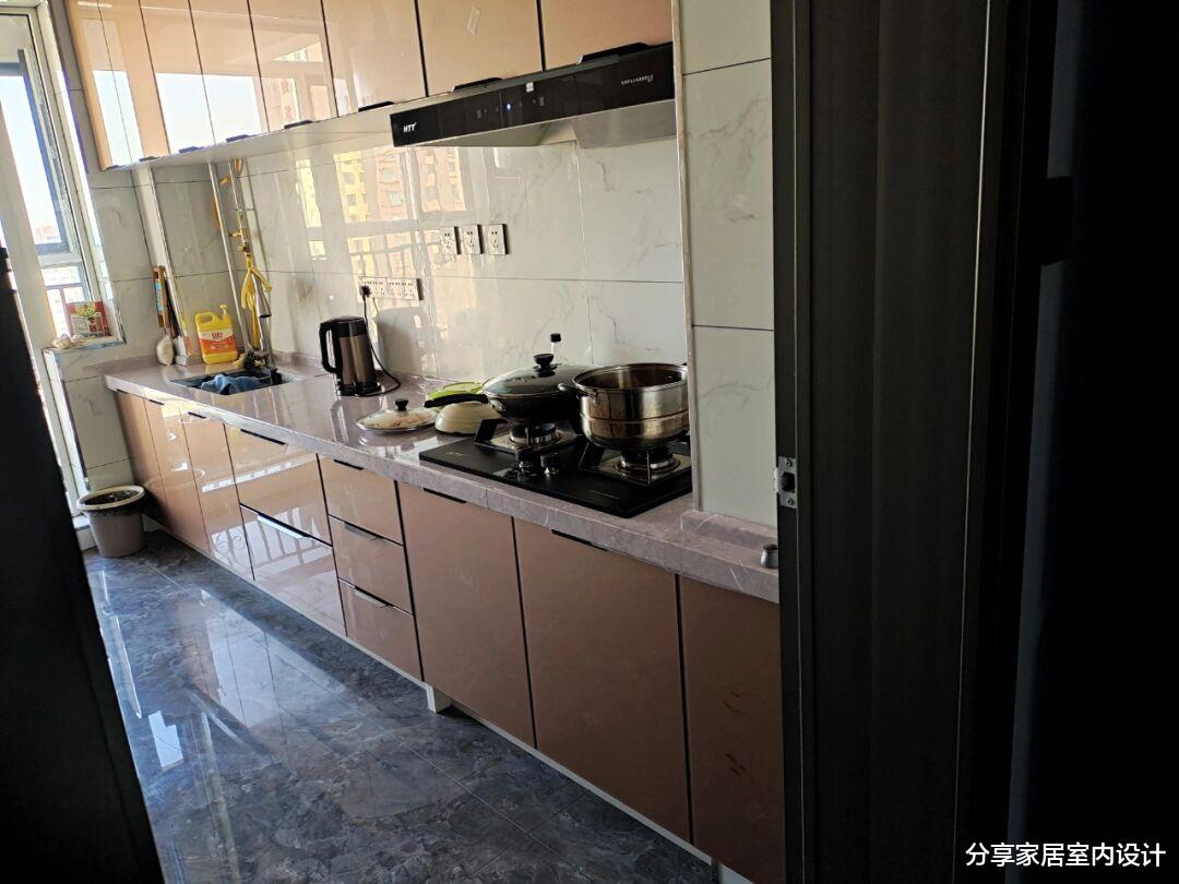 辛苦三个月的新房,一进屋就很喜欢,电视墙贴艺术瓷砖特别大气!