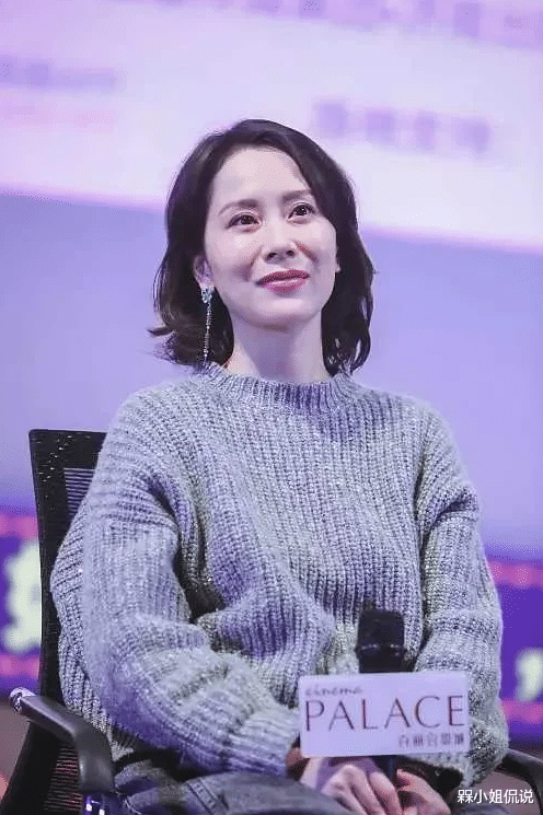 发型 海清换发型就对了！微卷短发散发女人味，温柔知性不像“冯晓琴”