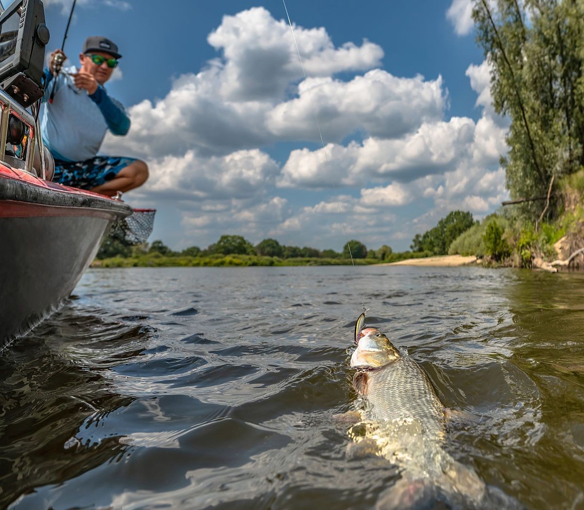 乡村旅游|安徽六安：钓鱼爱好者被“管理人员”殴打？一钓友被打翻在小艇上
