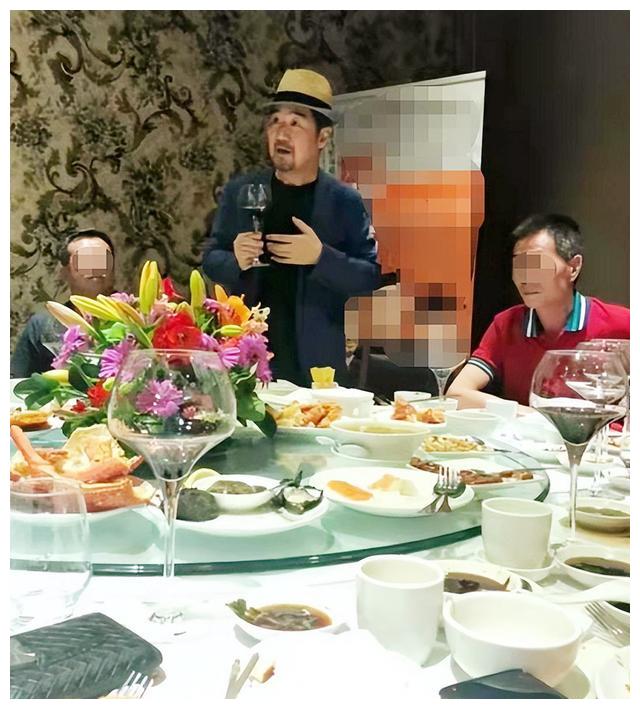 张国立悉尼出海，冯小刚现身洛杉矶豪宅，明星们为何纷纷到国外？