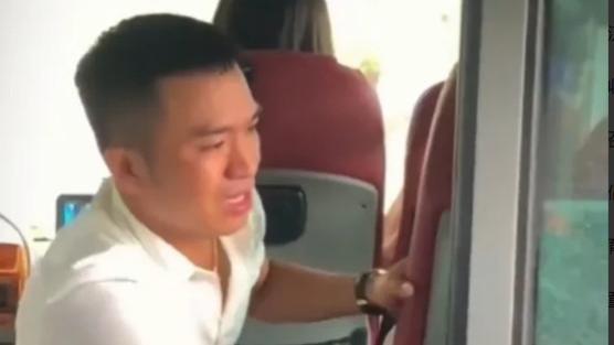 近日，重庆一男子外出打工挣钱，不舍离开