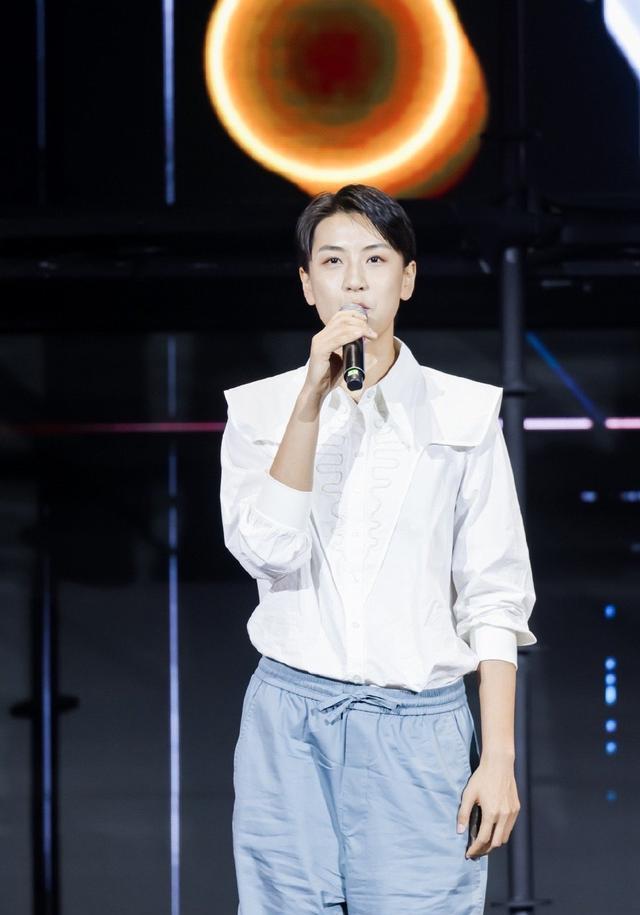 张晓雅|又美又飒！女排世界冠军参加晚会客串主持，能歌善舞惊艳了舞台
