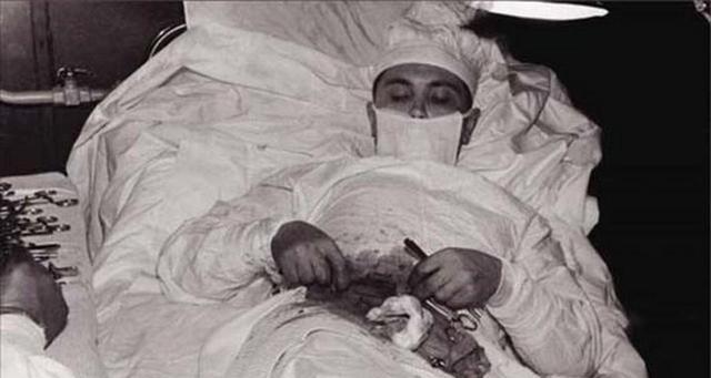 1961年在南极，他突然肚子剧烈疼痛，精通医术的他给自己手术