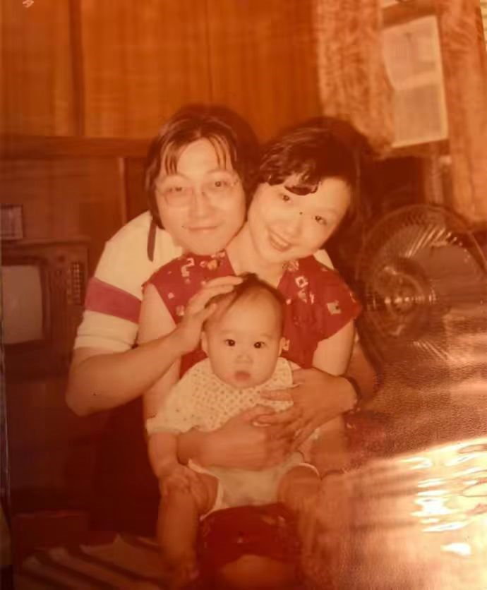 王晶|67岁王晶深夜陪美女吃饭！护送对方做核酸，女方高挑纤细长腿瞩目