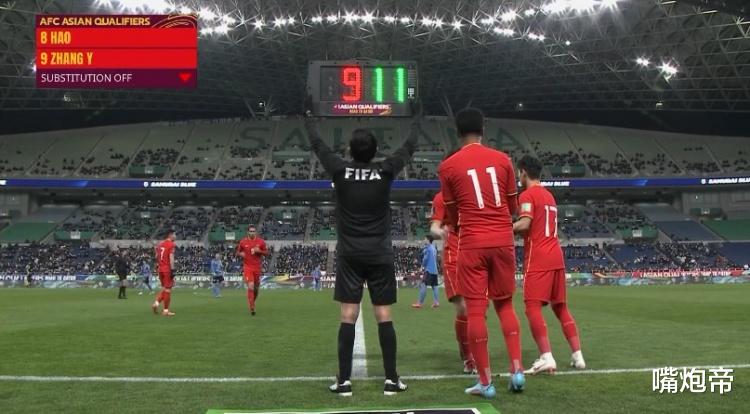 国足|重大争议！李霄鹏不敢换武磊，换上中国C罗和阿兰，只过5分钟丢球