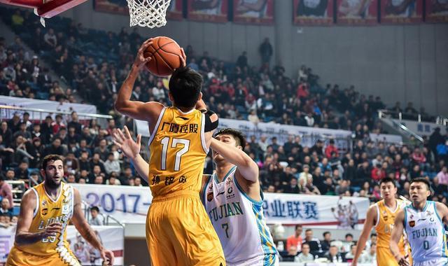浙江广厦控股队|CBA季后赛4强！浙江广厦实力强劲，但上海队丝毫不逊色！