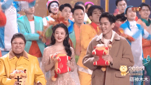 春晚|女星春晚礼服秀来了:张小斐万元大衣出圈,赵丽颖为春晚量身打造