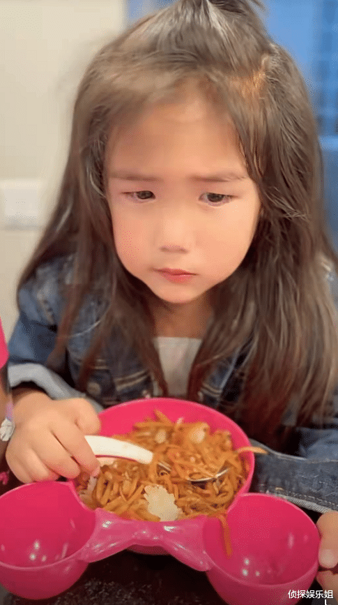 何洁|何洁父亲节晒家庭日常，三个儿女都长大了，刁磊罕见出镜秀足恩爱