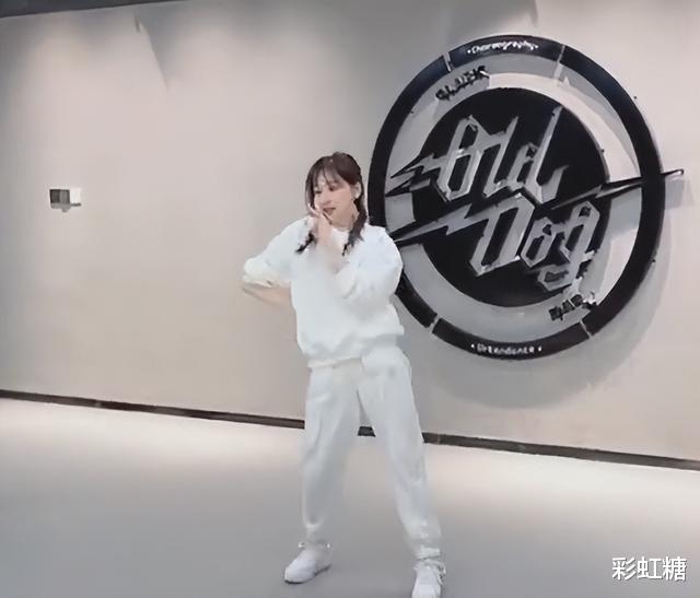 王心凌|王心凌练舞在地上打滚！T恤太短险些露出内衣，腿部被掰成一字型