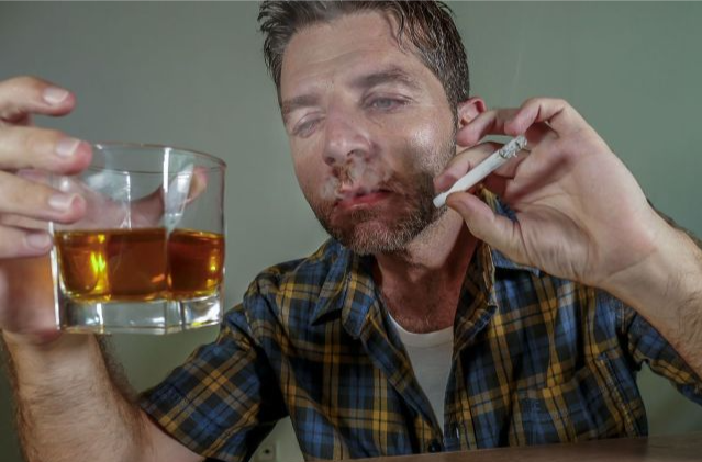 痔疮|抽烟、喝酒的人,每天坚持喝茶,是否能抵消烟酒的危害?早做了解