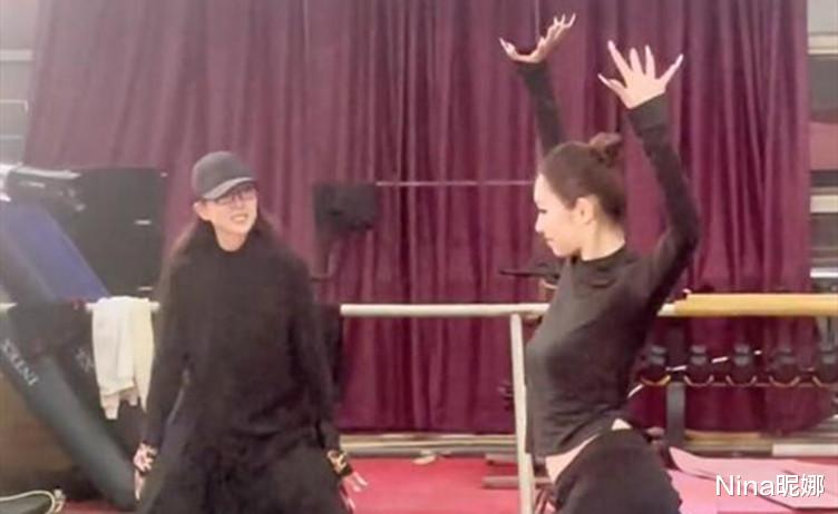 杨丽萍|杨丽萍23岁侄女可以出道了！穿露脐装跳舞迎新年，身材舞姿似姨妈翻版