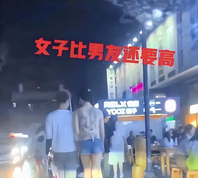 纪实:女子裹着一块布逛夜市,露出满背刺青惹争议,男友体贴搂腰
