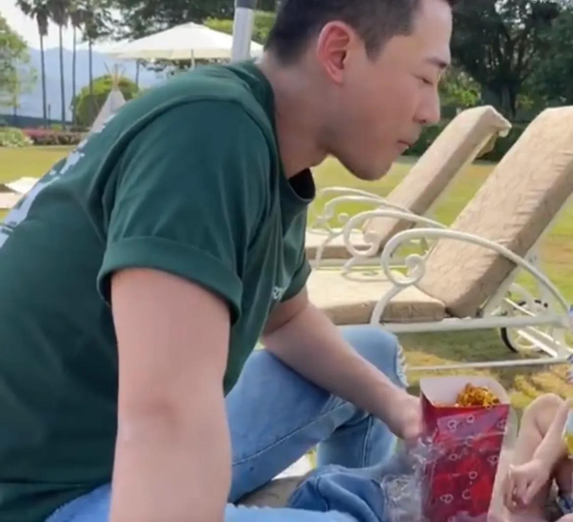 特战荣耀|林峯一家三口出游超有爱,获女儿喂零食很享受,张馨月身材太抢镜