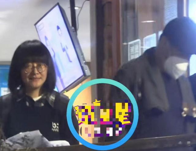 跨年|50岁杨坤身边又换人！深夜带美女吃烛光晚餐，酒后走路踉跄