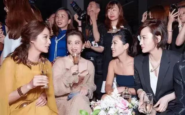 运动 三位女神同框! 章子怡气场强大，梅婷甜美，林心如老气