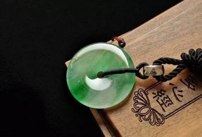 |翡翠飘花和飘绿有什么区别,哪种价值更高?