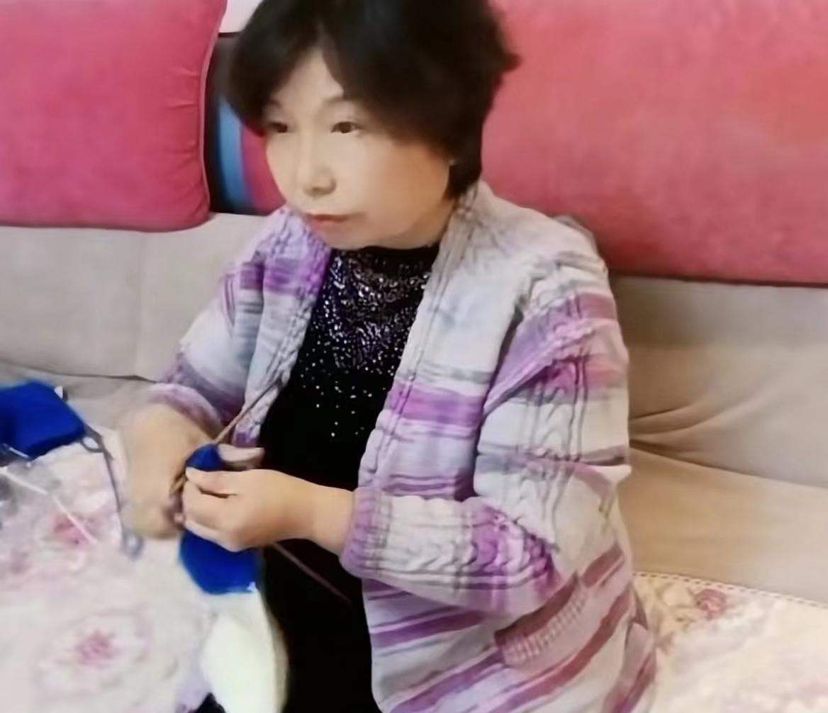 杜新枝|郭希宽晒杜新枝近照，力破病重传言，为小孙子织毛衣尽显温馨