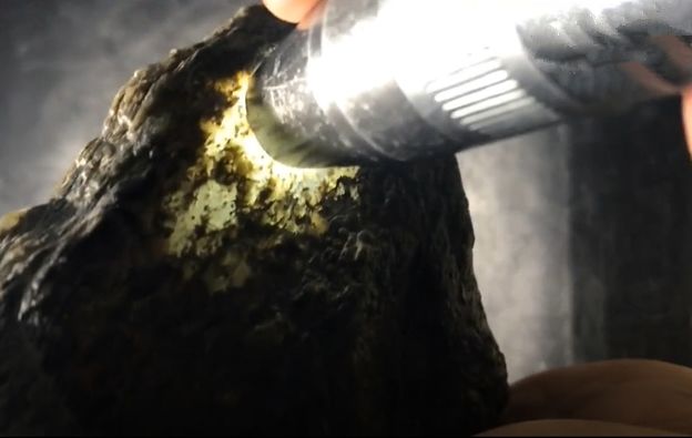 翡翠|翡翠原石种和裂相辅而成,切开后没出来手镯却出来只梅花鹿!