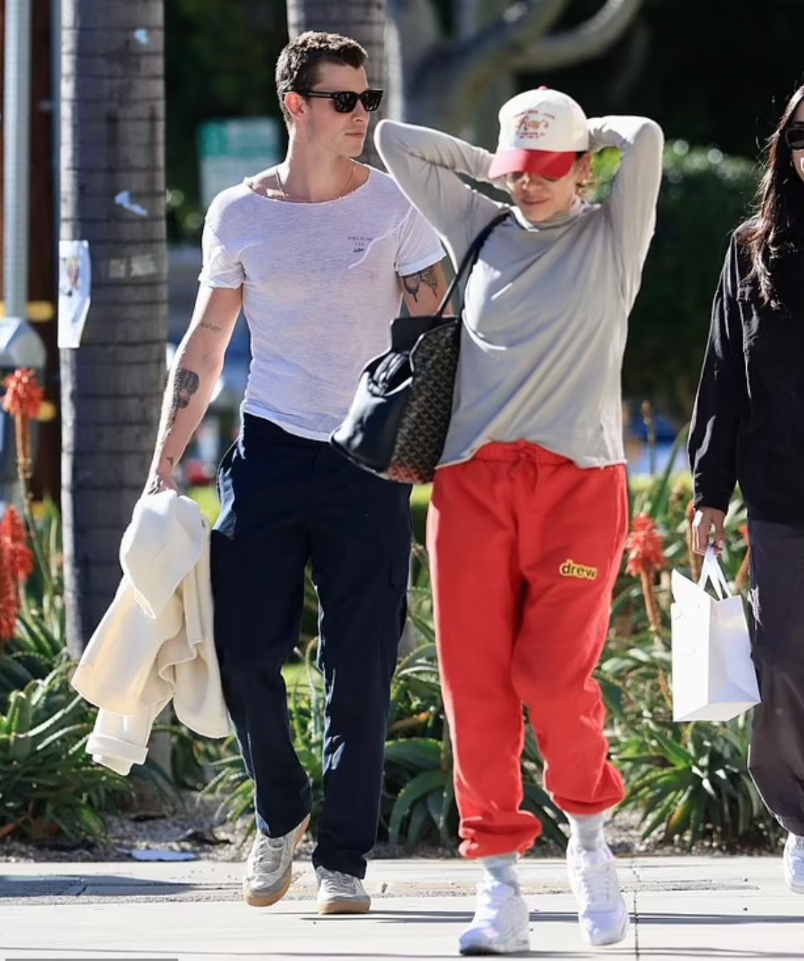 按摩|肖恩·门德斯疑似和绯闻女友约会喝咖啡，女方是大他27岁的按摩师