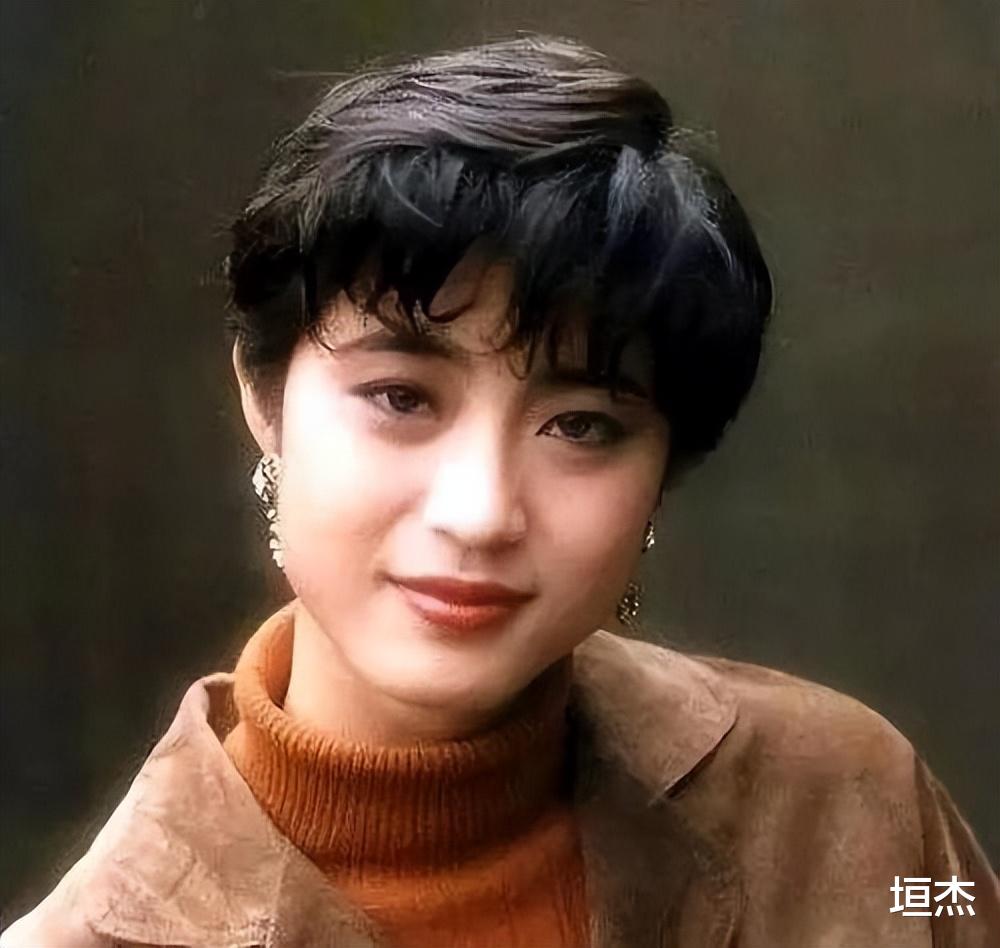 香港小姐|“风光不再”的港姐现状：有人抵押皇冠还巨债，还有人菜市场摆摊