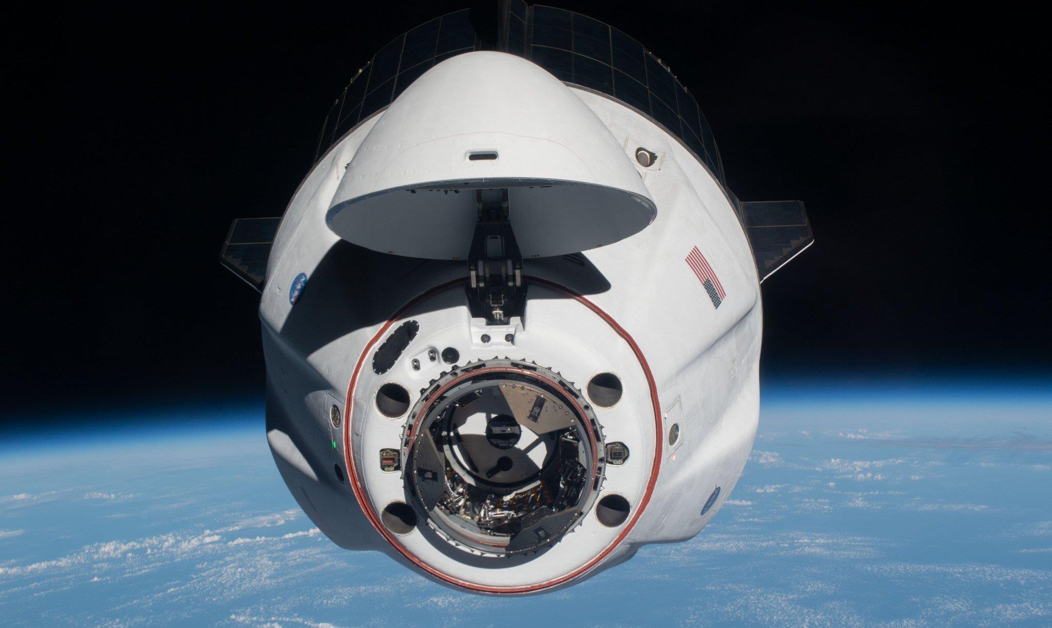 NASA宇航员开始为SpaceX货运飞船装载货物,1月23日返回地球
